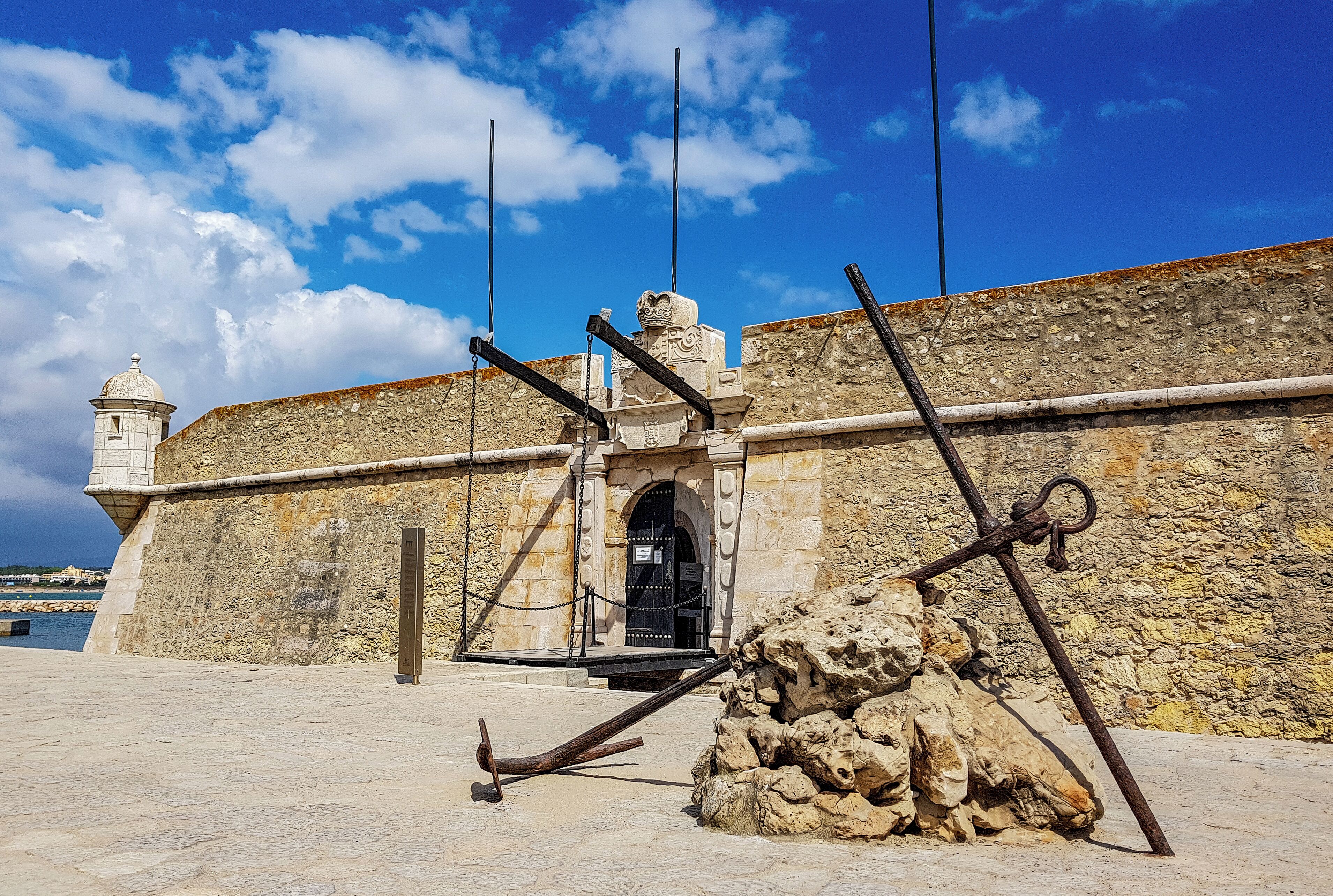 Ponta da Bandeira fort in #Lagos #Portugal 

#algarve #fort #monument #europe #architecture #travelgram #traveltheworld #visitportugal #igersportugal #portugalalive #portugalcomefeitos #sharing_portugal #topportugalphoto #discoverportugal #ig_portugal #portugal_em_fotos #super_portugal #portugalvisuals #portugalemclicks #findout_portugal #amar_portugal #portugallovers #RevealPortugal #weshareportugal #portugaladdict #portugal_gems #travel #travelphotography
