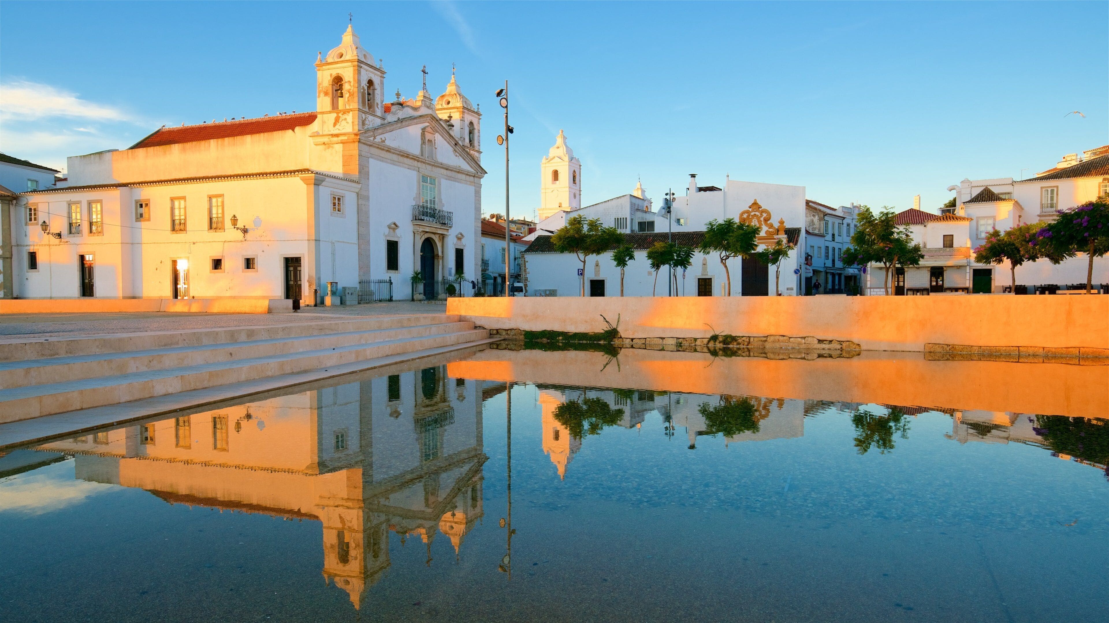 Lagos que incluye una iglesia o catedral, un atardecer y un lago o laguna