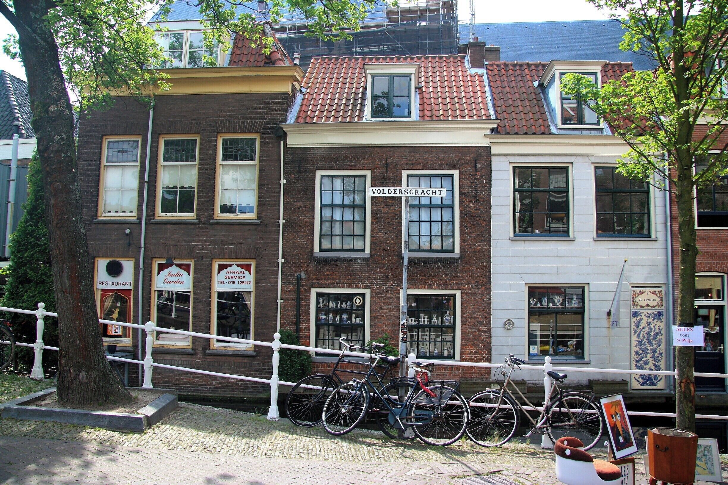 On the voldersgracht as a possible location for the painting The street by Vermeer is by several art historians speculated. The Inn of Vermeer's father stood between the market and the voldersgracht, so Vermeer must have been familiar with that view. By the way, are located in Delft more locations over which such theories exist.

Also the building of the St. Lucas Guild where Vermeer attached to it was, stood at the voldersgracht. The lost building was reconstructed in 2006 and serves today as Vermeer Centre Delft where the life and work of Vermeer.
https://www.vermeerdelft.nl/en/