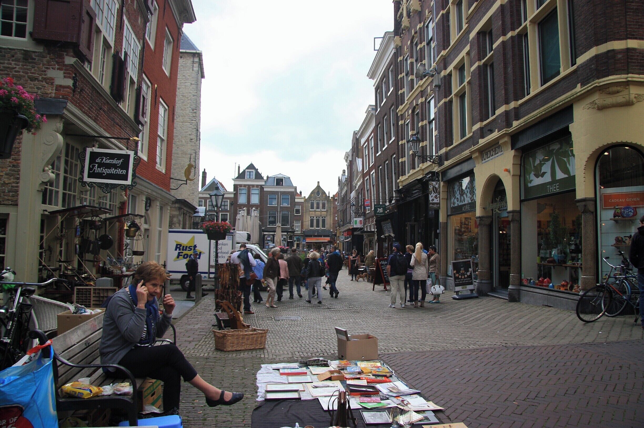 ANTIQUES, CURIOS AND BOOK MARKET
From april to October there is weekly on Thursday and Saturday along the water of the Wijnhaven Hippolytusbuurt, voldersgracht and an antiques, curios and book market. On Easter Monday and Whit Monday there is a large market on the market.
http://www.delft.nl/delften/Tourists/Shopping:31577/Markets