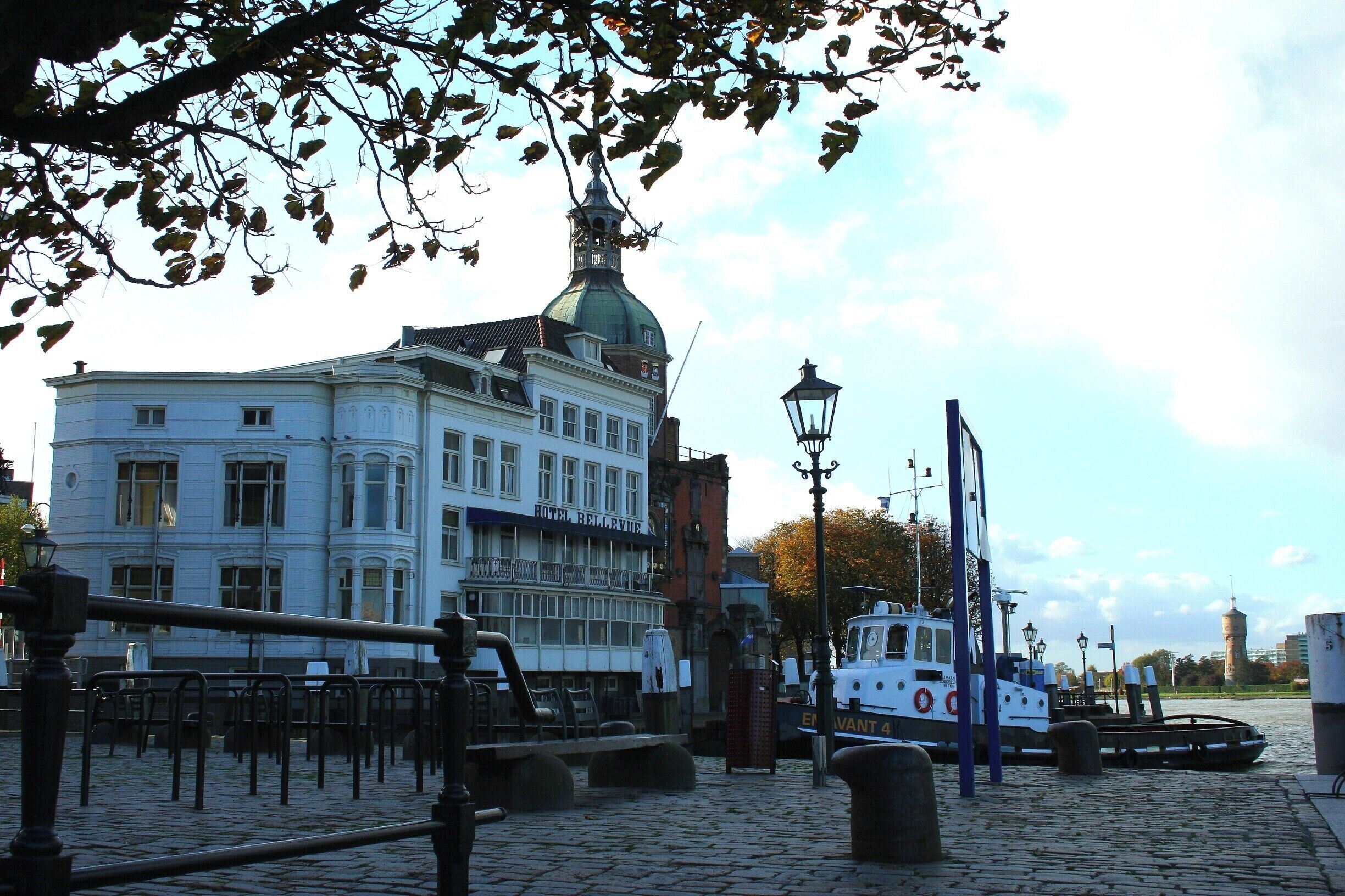 Discover the rich history of Dordrechts old town and wander through narrow streets and cross small bridges. On the most beautiful spot of Dordrect, on the dock where three rivers meet each other, you will find the well-known, monumental building Bellevue. The exterior of Bellevue Groothoofd Hotel Culinair is recently renewed but kept its old glory. The new interior however, is modern, trendy, stylish and cosy. From here you have this magnificent view on the rivers and its activities.

The hotel in Bellevue has 12 stylish hotel rooms, with all the comfort you may expect. The rooms are modern and trendy but have, at the same time, an authentic and warm ambiance. The entire hotel offers free WIFI.

The name says it all; look no further if you’re looking for a culinary experience. The Bellevue Groothoofd Hotel Culinair has two restaurants – which will both surprise you.
https://chateaux.nl/en/hotels/bellevue-groothoofd-hotel-culinair/
