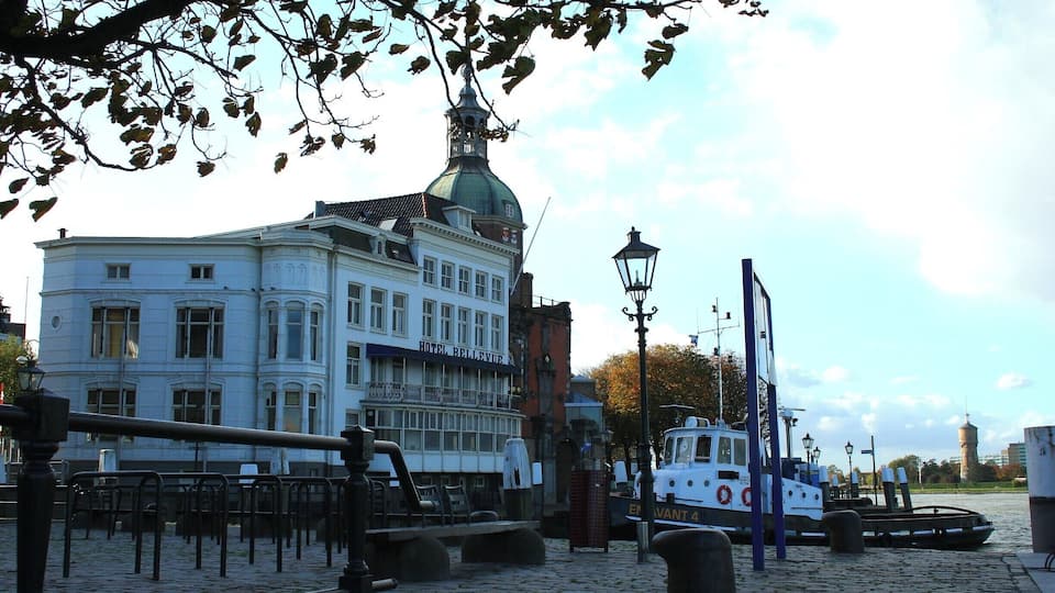 Discover the rich history of Dordrechts old town and wander through narrow streets and cross small bridges. On the most beautiful spot of Dordrect, on the dock where three rivers meet each other, you will find the well-known, monumental building Bellevue. The exterior of Bellevue Groothoofd Hotel Culinair is recently renewed but kept its old glory. The new interior however, is modern, trendy, stylish and cosy. From here you have this magnificent view on the rivers and its activities.
The hotel in Bellevue has 12 stylish hotel rooms, with all the comfort you may expect. The rooms are modern and trendy but have, at the same time, an authentic and warm ambiance. The entire hotel offers free WIFI.
The name says it all; look no further if youâre looking for a culinary experience. The Bellevue Groothoofd Hotel Culinair has two restaurants â which will both surprise you.
https://chateaux.nl/en/hotels/bellevue-groothoofd-hotel-culinair/