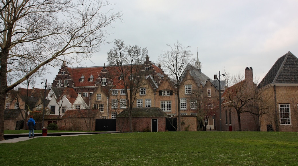 Dordrecht is located in the southern province of the Holland. Dordrecht is a fluvial big center near the river of the Rhine and Meuse. It’s also a big yacht harbor. There are a nice facades and there is a very beautiful museum.