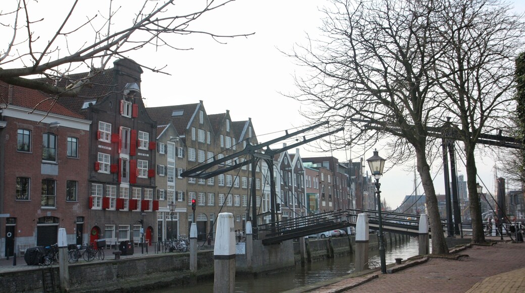 Dordrecht is located in the southern province of the Holland. Dordrecht is a fluvial big center near the river of the Rhine and Meuse. It’s also a big yacht harbor. There are a nice facades and there is a very beautiful museum.