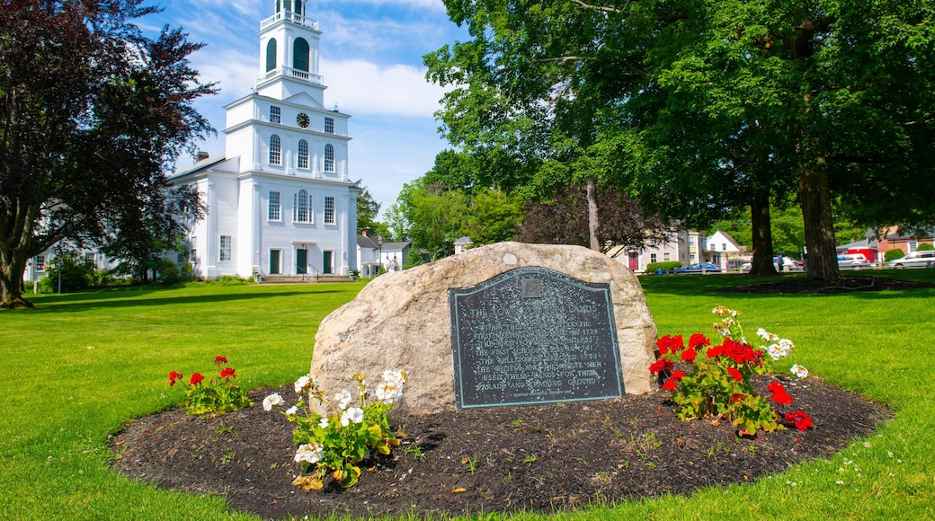 First Parish Church at 75 Great Road in historic town center of Bedford, Massachusetts MA, USA.