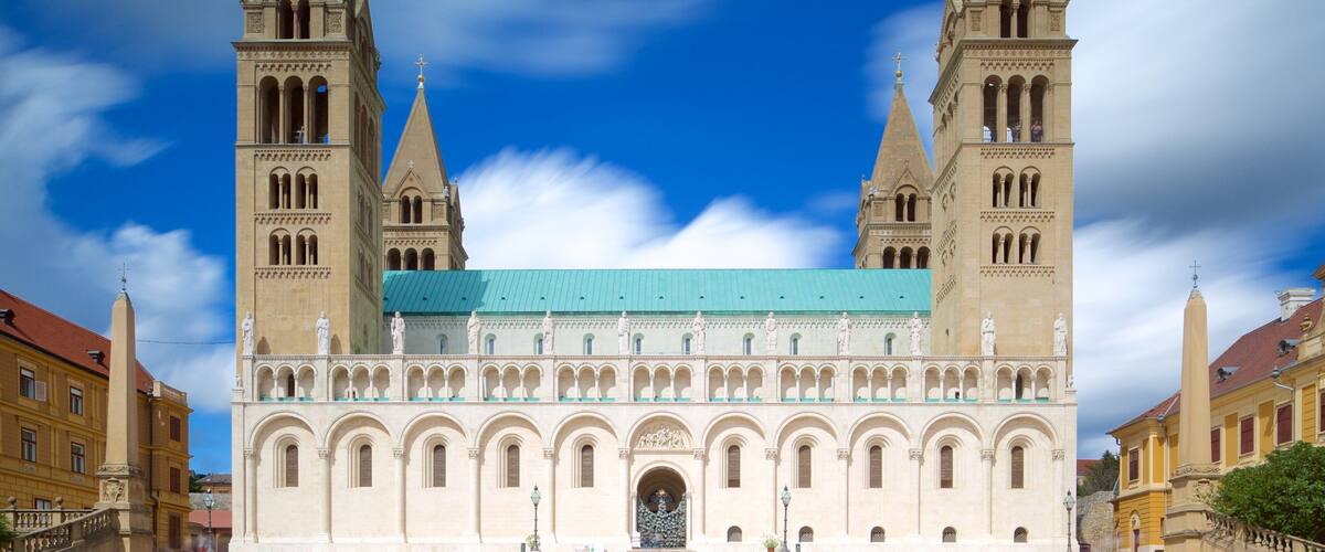 Pecs som inkluderer kirke eller katedral og historisk arkitektur