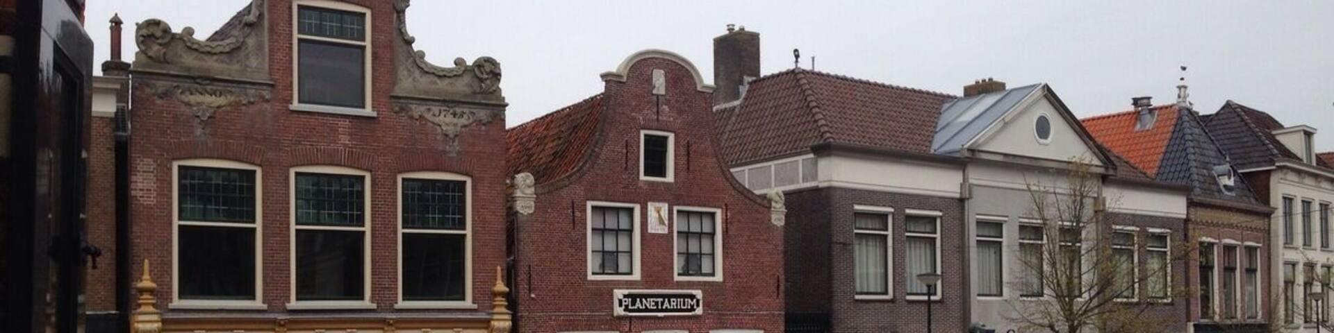 Franeker is a interesting litte town with a rich history. "downtown" you will find the the world's oldest functioning planetarium. It was build by Eise Eisinga in his living room, partly to prove the end of the world was not near at all. Although Eisinga was a patriot in 1787 (not a fan of kings), his house is now a official government (and royal) monument. http://www.planetarium-friesland.nl/en