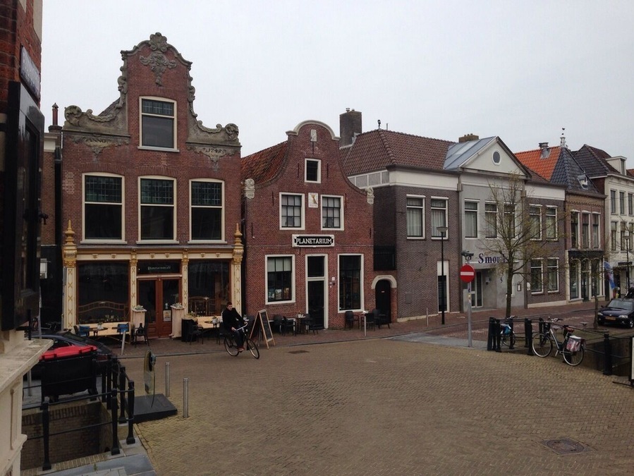 Franeker is a interesting litte town with a rich history. "downtown" you will find the the world's oldest functioning planetarium. It was build by Eise Eisinga in his living room, partly to prove the end of the world was not near at all. Although Eisinga was a patriot in 1787 (not a fan of kings), his house is now a official government (and royal) monument. http://www.planetarium-friesland.nl/en