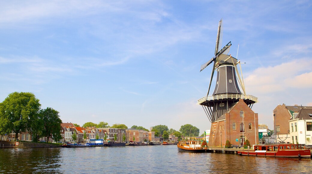 Haarlem montrant moulin Ă vent et riviĂšre ou ruisseau