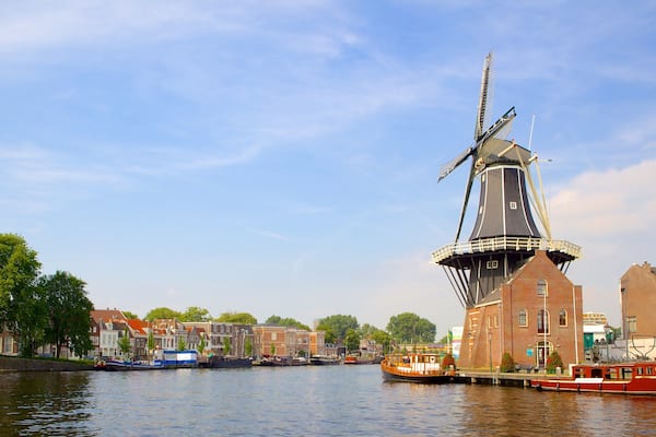 Haarlem welches beinhaltet Windmühle und Fluss oder Bach