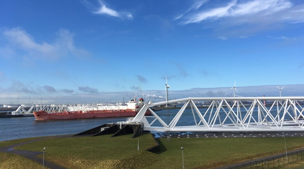 Never a dull moment at the Maaslaent kering, the gates protecting the
big South Holland bathtub from that fickle North Sea.
Walk up the “natural” hill for this nice vista. Just in case you are not a fan of stairs: there is a road around the back as well.
http://www.keringhuis.nl/index.php?id=37