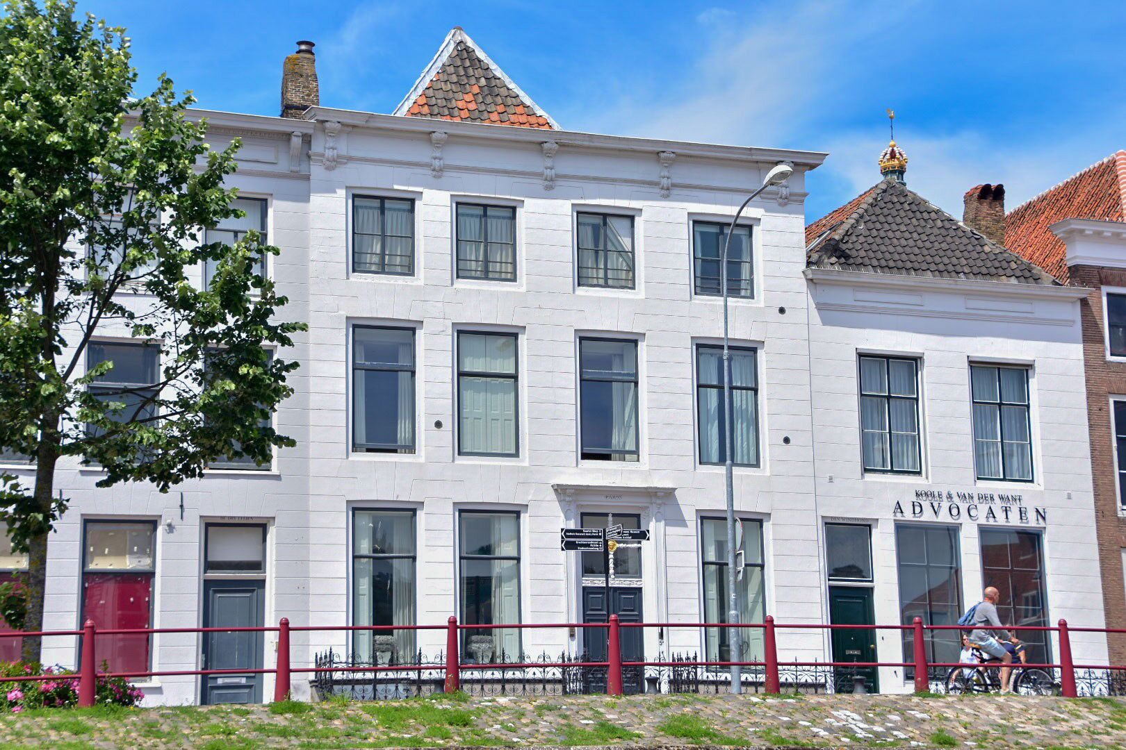 Unlike in Amsterdam, the riches were expressed by huge  facades and many windows in Middelburg. Sometimes with nothing behind, like on the top floor of this white house