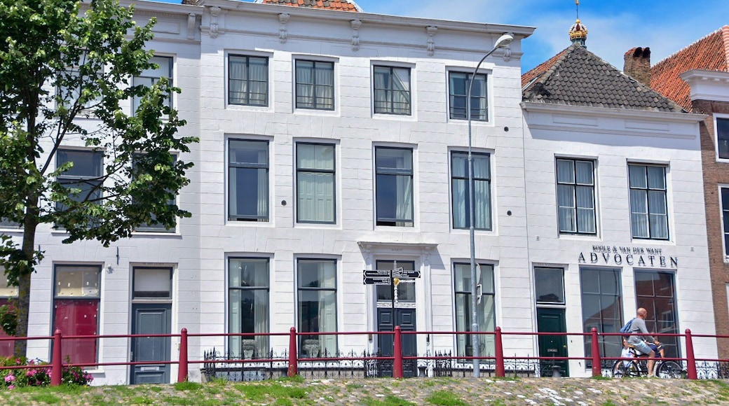 Unlike in Amsterdam, the riches were expressed by huge facades and many windows in Middelburg. Sometimes with nothing behind, like on the top floor of this white house