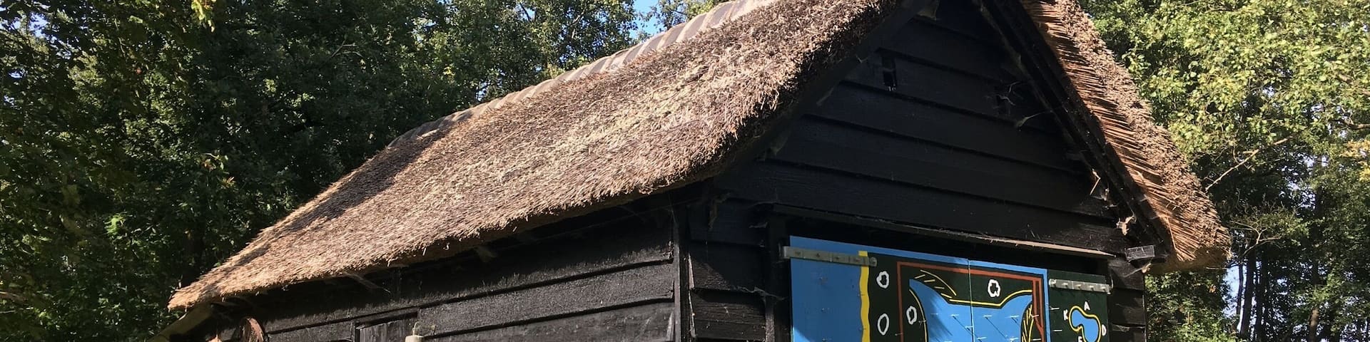 Once the home of the duck hunter, now used to explain how the nearby duck decoy once worked - the English word originates from the Dutch word “eendenkooi”.
Still has a few ducks left, the lucky kind. The decoy is now in the middle of nature reserve Naardermeer.
Check out the guided tour:
https://www.natuurmonumenten.nl/natuurgebieden/naardermeer/agenda/boottocht-naar-eendenkooi-naardermeer