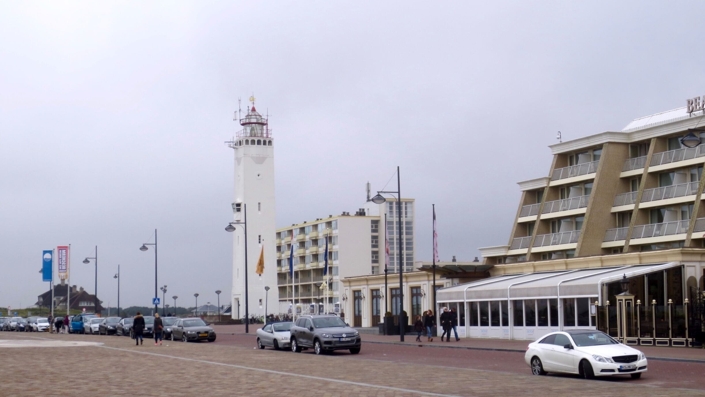Vuurtoren van Noordwijk (ZH)

Het eerste licht aan het strand van Noordwijk stamt al uit 1444, maar pas in de 19de eeuw werd de eerste houten vuurtoren gebouwd. De huidige, witte, karakteristieke vuurtoren op de Koningin Wilhelmina Boulevard stamt uit 1921.

Deze toren heeft 6 verdiepingen, telt 108 treden, heeft een lichthoogte van ruim 33 meter en is gemaakt van baksteen en gewapend beton. De vuurtoren kan maar zelden worden beklommen - met uitzondering van bijvoorbeeld Open Monumentendag - maar ook van buitenaf is hij zeker een bezoeken waard.

#architecture
