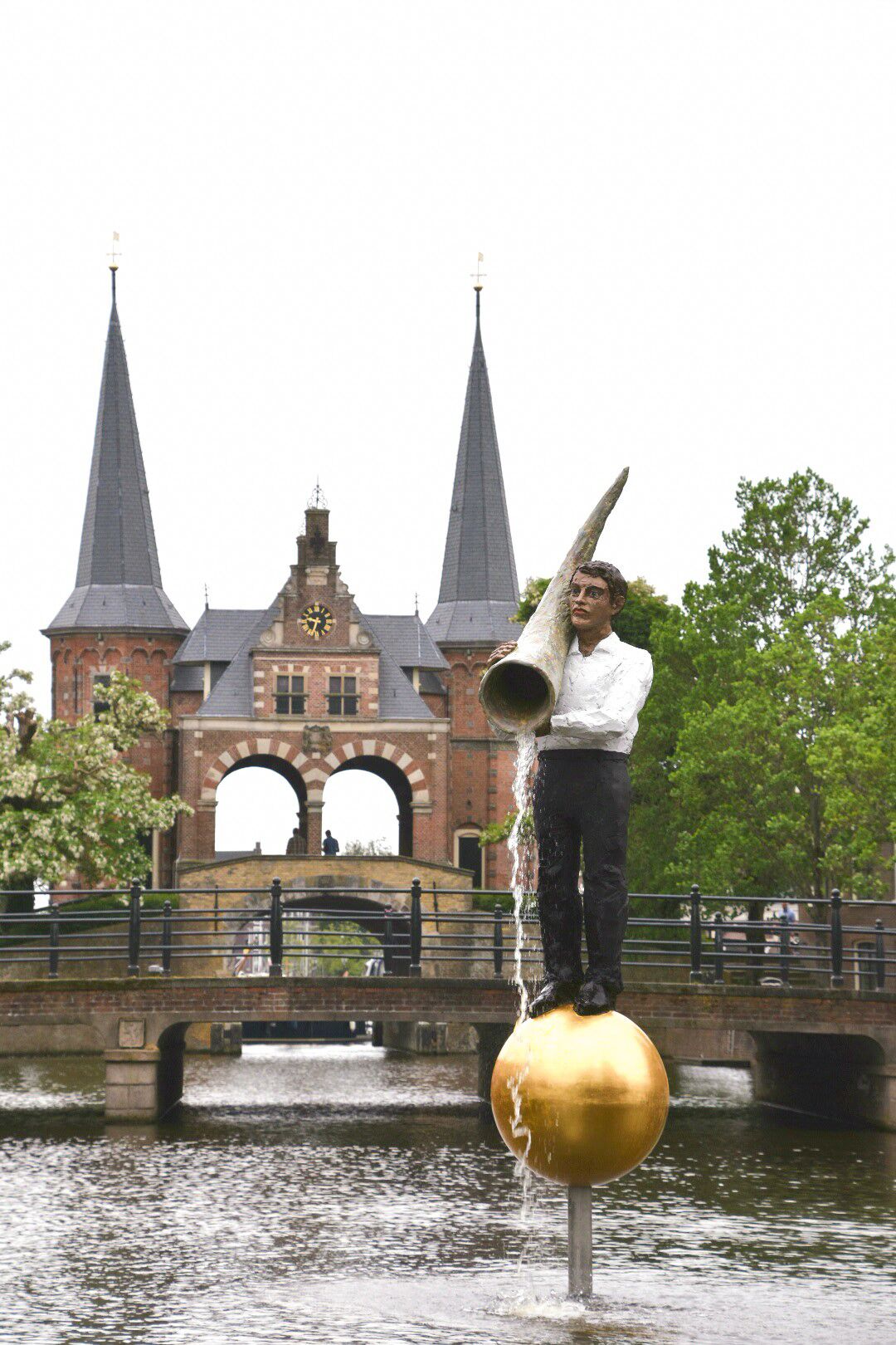 The cultural capital of Europe in 2018 is Leeuwarden-Friesland that commissioned 11 fountains in the 11 cities of the province. This is The Fountain Horn of Plenty in Sneek is made by German artist Stephan Balkenhol.