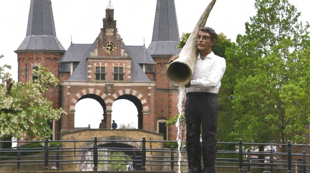 The cultural capital of Europe in 2018 is Leeuwarden-Friesland that commissioned 11 fountains in the 11 cities of the province. This is The Fountain Horn of Plenty in Sneek is made by German artist Stephan Balkenhol.