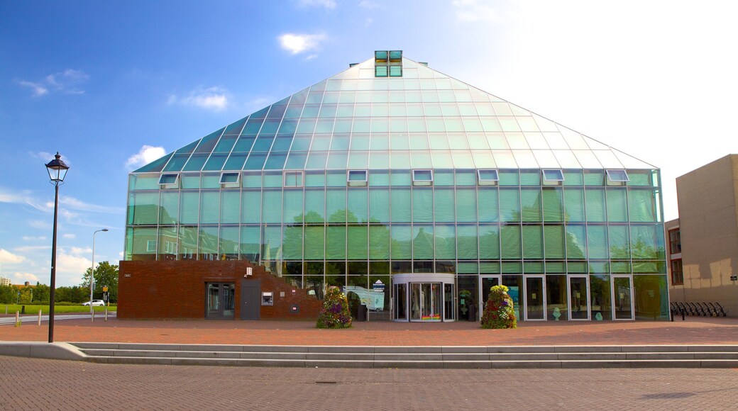 Spijkenisse que incluye escenas urbanas y arquitectura moderna
