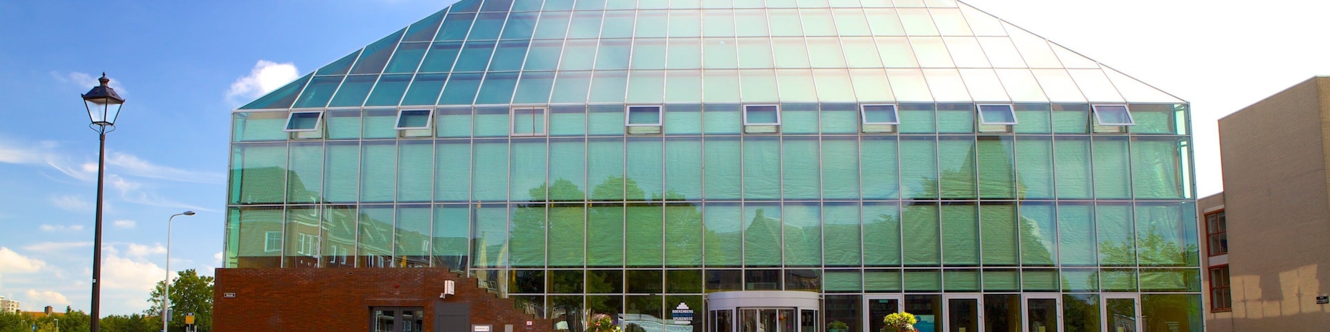 Spijkenisse showing modern architecture and street scenes