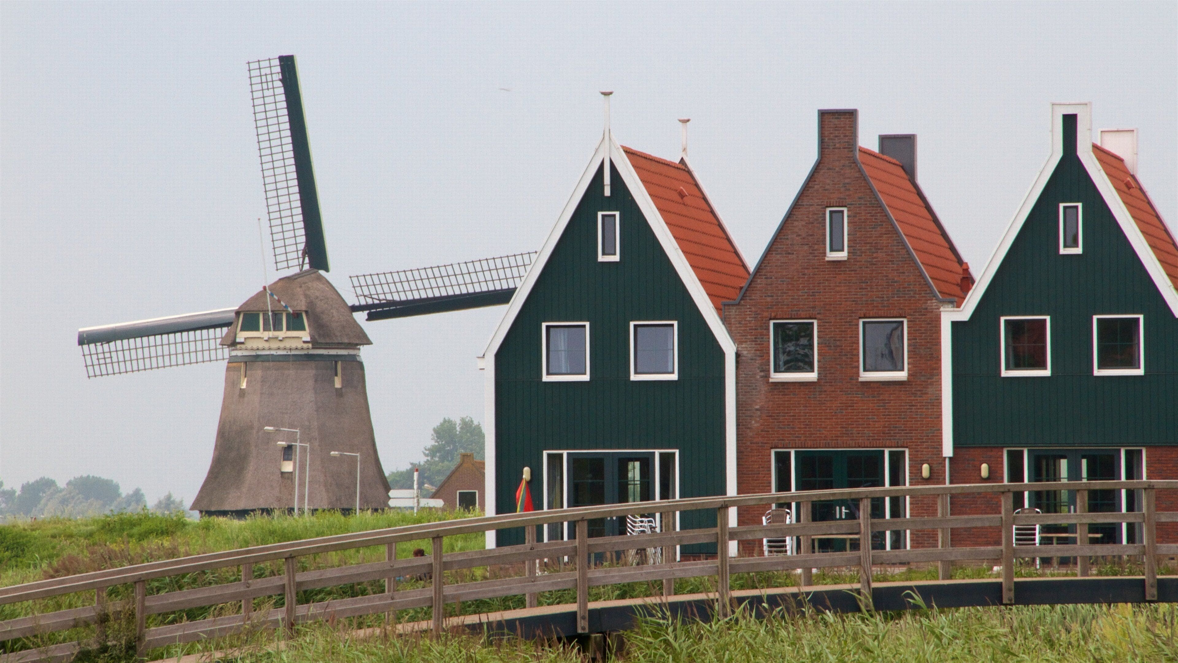 Volendam montrant moulin à vent et ferme