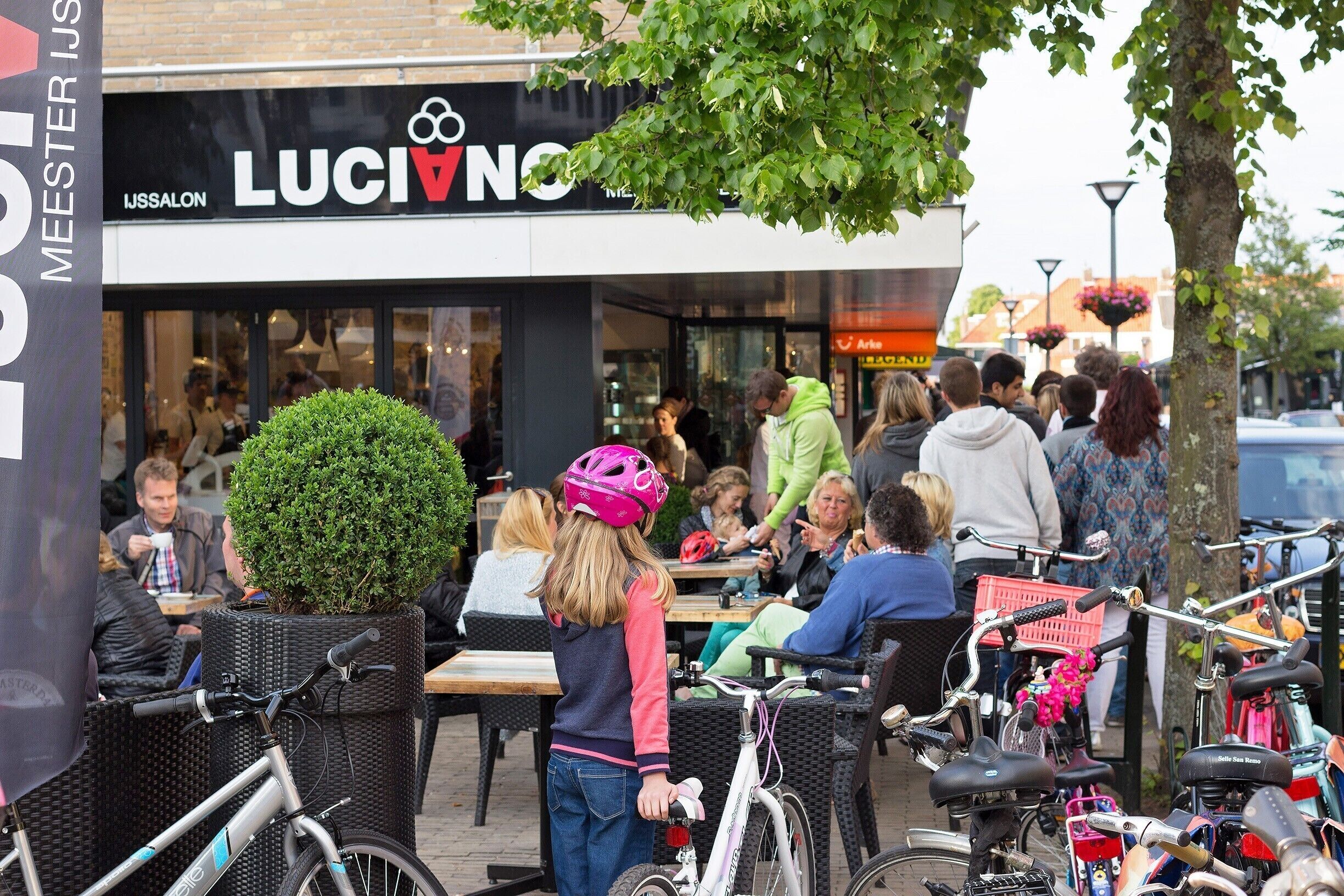 THE place to buy ice cream from in Wassenaar, people flock here.
