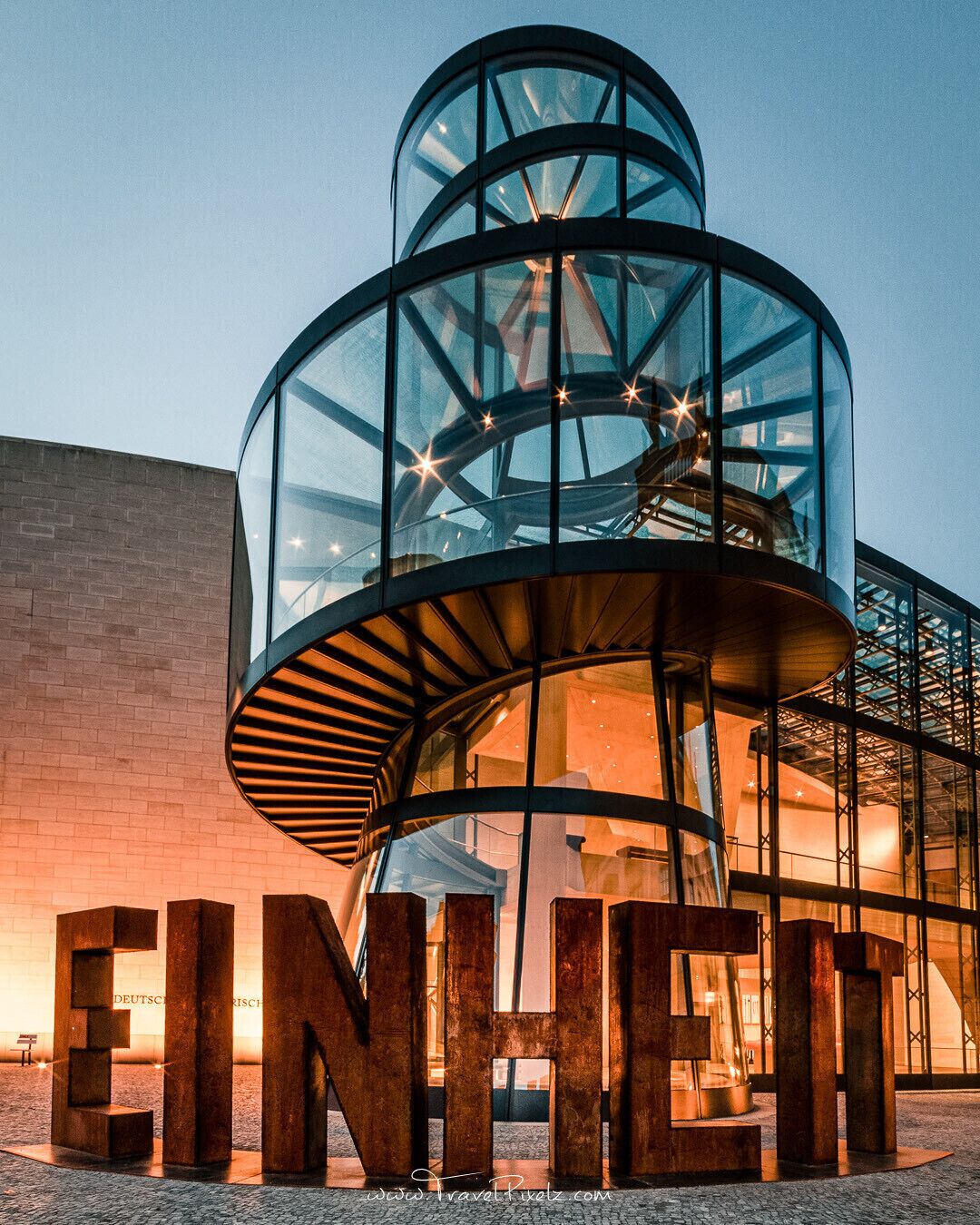 A sculpture saying „Einheit“ - unity sits in front of the exhibition hall of the German Historical Museum. This part of the museum was designed by world famous architect I.M.Pei who also designed the glass pyramid of the Louvre in Paris.
#architecture #trovember #berlin #germany #museum #bluehour #impei #museum