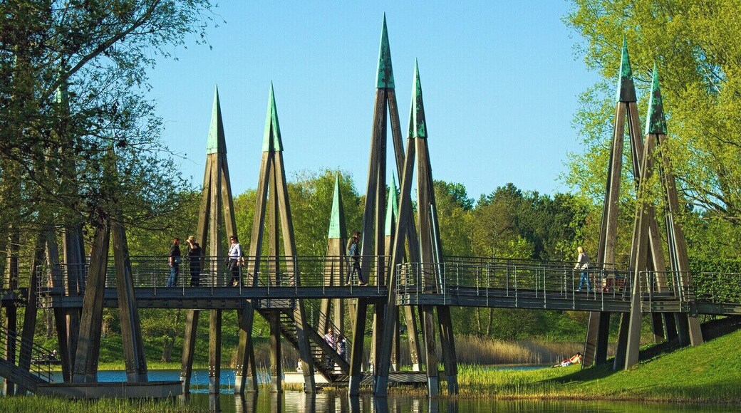 Ein Spaziergang durch den Britzer Garten im Süden Berlins.
A walk through Britzer Garden - an recreational area in the south of Berlin.