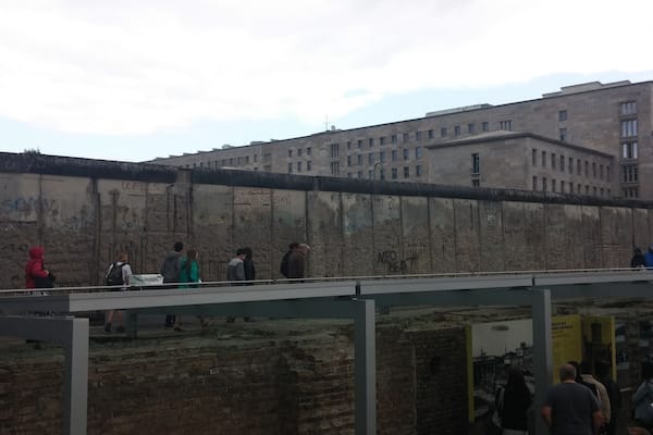 The remaining 200 meters of the Wall at Niederkirchnerstraße – which marked the border between the districts of Mitte (East Berlin) and Kreuzberg (West Berlin) – have been preserved with all the traces of the destruction that occurred during the transitional period. This fragment of the Wall, designated a historic monument in 1990, now forms part of the Topography of Terror Documentation Center. As one of the few surviving sectors of the Wall in the city, it is also one of the central sites in the “Overall Concept for the Berlin Wall” developed by the Berlin Senate.
