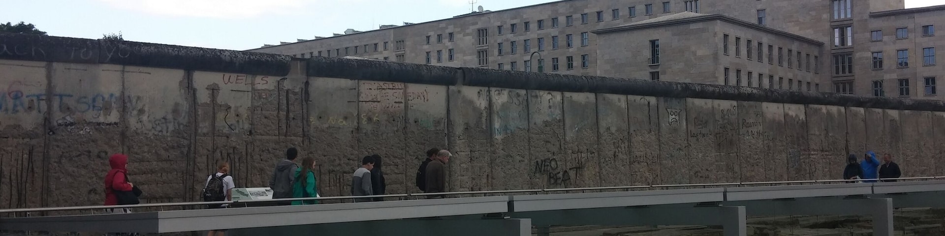 The remaining 200 meters of the Wall at Niederkirchnerstraße – which marked the border between the districts of Mitte (East Berlin) and Kreuzberg (West Berlin) – have been preserved with all the traces of the destruction that occurred during the transitional period. This fragment of the Wall, designated a historic monument in 1990, now forms part of the Topography of Terror Documentation Center. As one of the few surviving sectors of the Wall in the city, it is also one of the central sites in the “Overall Concept for the Berlin Wall” developed by the Berlin Senate.