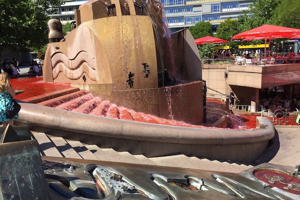 Ein Brunnen mit Wasserstrahlen und einer bootsförmigen Struktur.