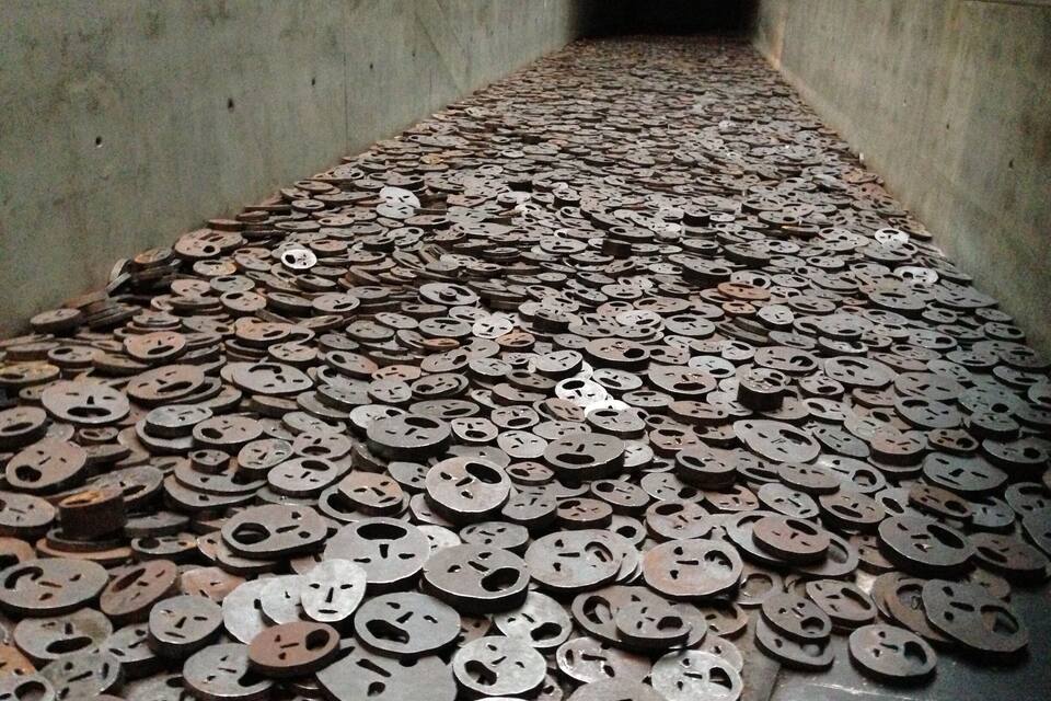 Een smalle doorgang vol met tal van ronde metalen voorwerpen.