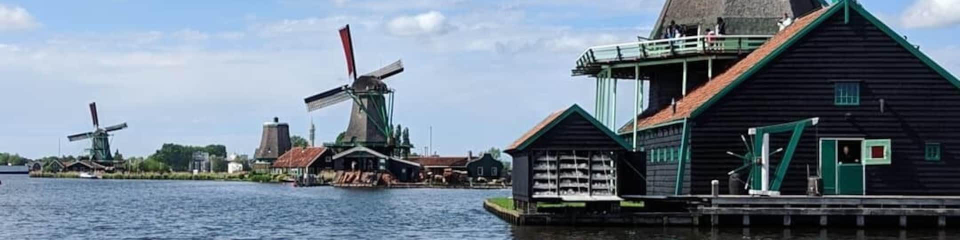 Not far from metropolitan Amsterdam, Zaanse Schans brings you back to the 17th century with its quaint windmills and shops. A few of the windmills here are still in use!
#History #Netherlands