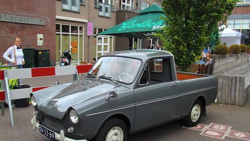 Oldtimerday at Zoetermeer This event in and around the village street is started small but has grown into a fun day out for the whole family and especially for the lovers of cultural heritage.
Every year there is a different theme. For example, assistance in the past, farm, the roof off and different country themes including Italy, England and Germany.