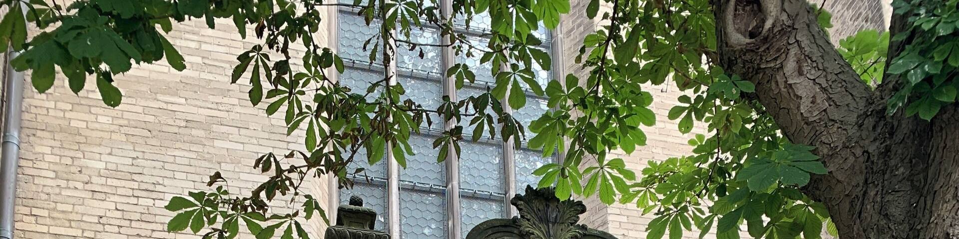 Achter ingang Grote Michaëls kerk