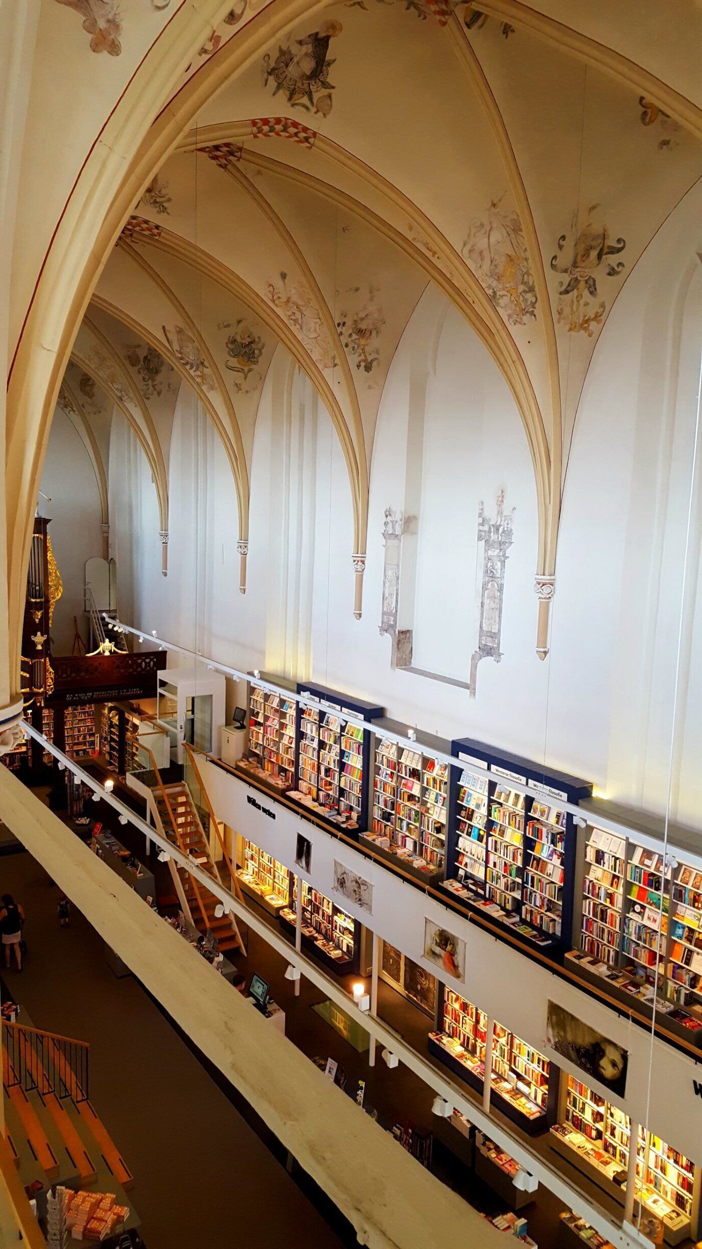 This is a marvelous book store in an unused church in the old Hanze town of Zwolle. I knew there was a similar one in Maastricht and I visited that one recently, but this one is maybe even better, with a huge collection of books and other things, perfect light and a cafe. 