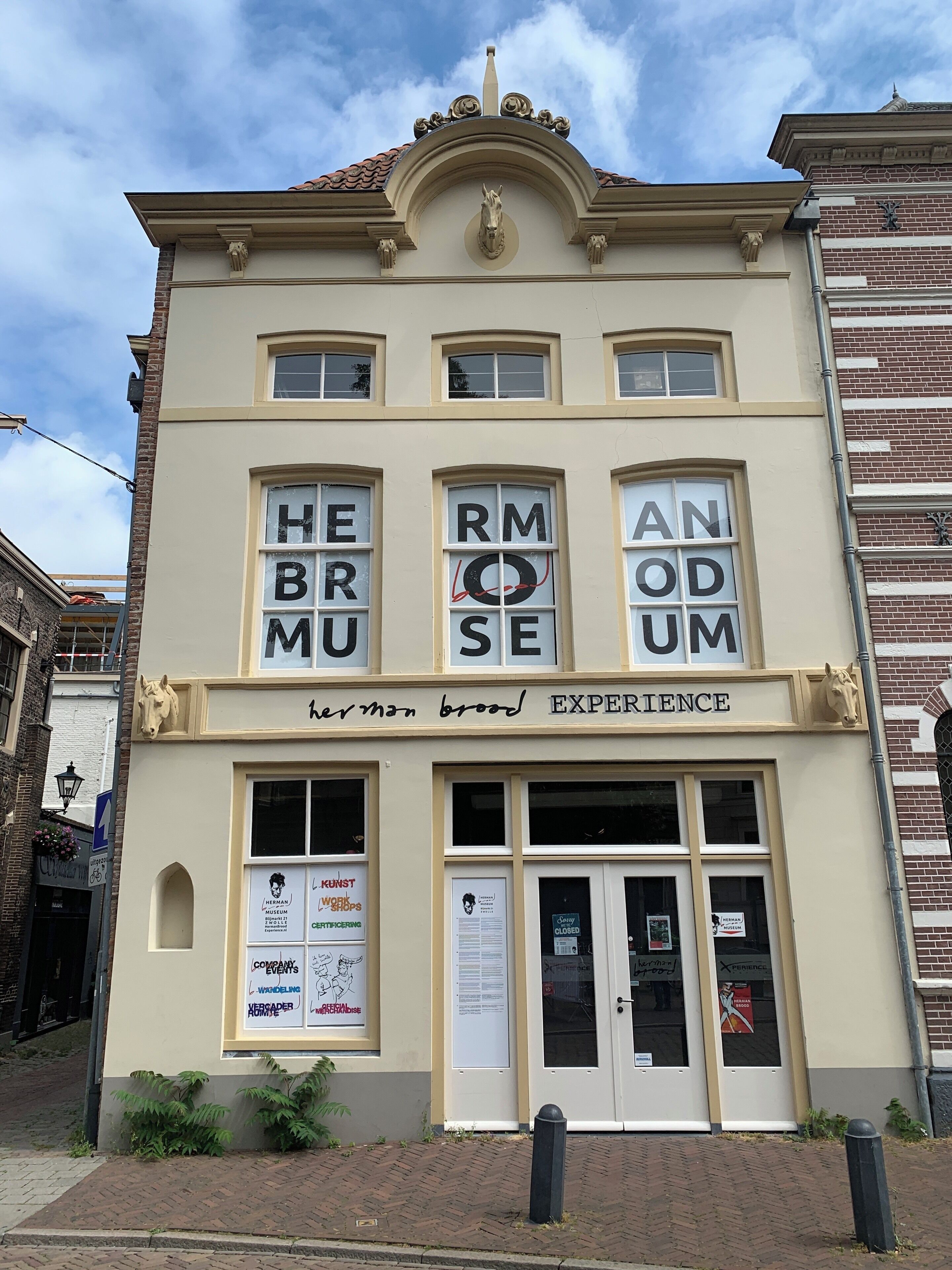 A building with the sign "Herman Brood Experience" and "Kunstmuseum" on its facade.