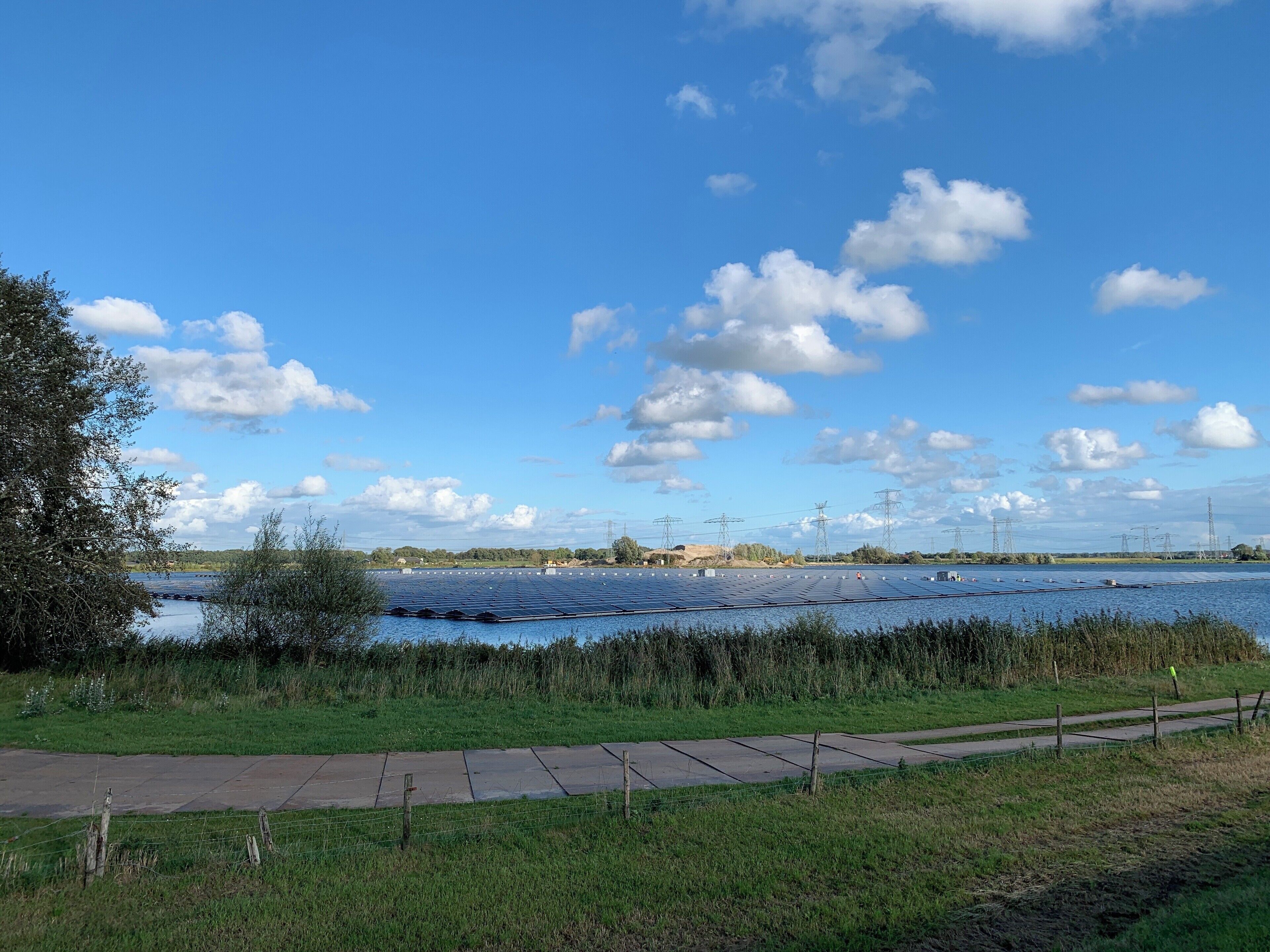 Sekdoorse plas, 530.249m2.
Hier kun je erg veel verschillende vogels waarnemen. Nu wordt er een drijvend zonnepark aangelegd van 20 hectare groot.