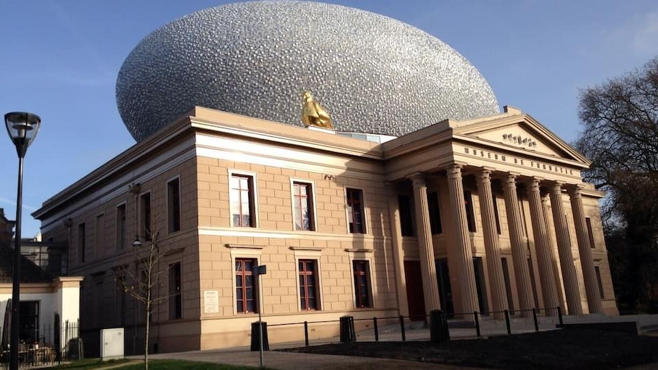 As if it is not bad enough a UFO has landed on your roof: there is even a goldon pigeon to lure visitors to this museum! http://www.museumdefundatie.nl/?lang=eng #architecture