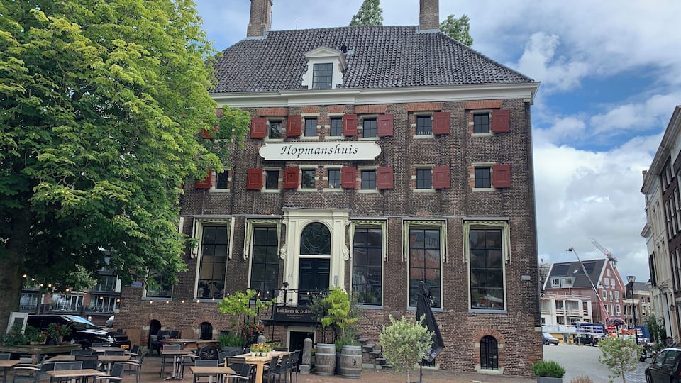 Un edificio histórico con un letrero que dice