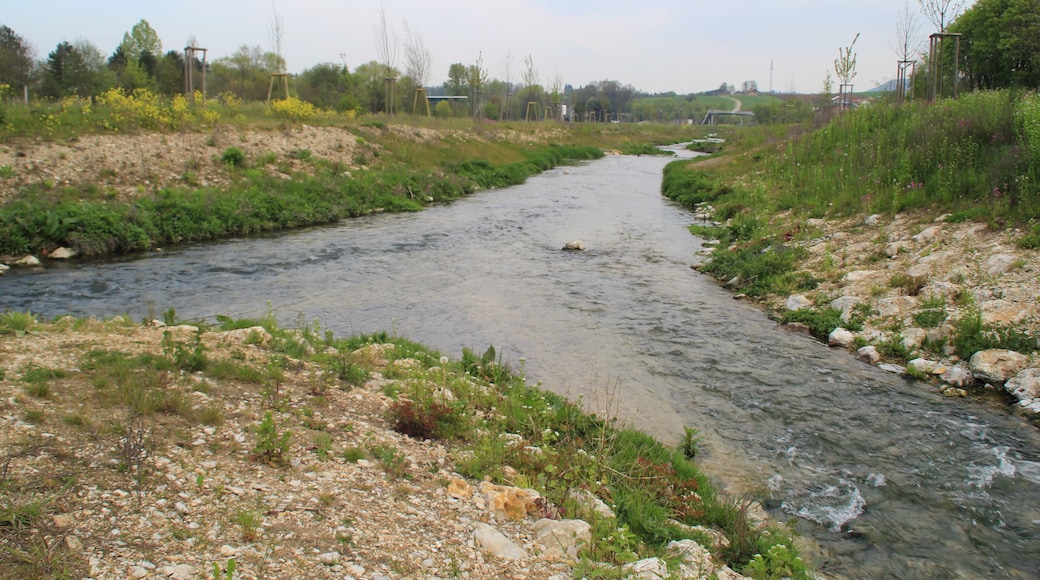Zusammenfluss von Weißem Kocher (rechts) und Schwarzem Kocher (links) zum Kocher (hinten)