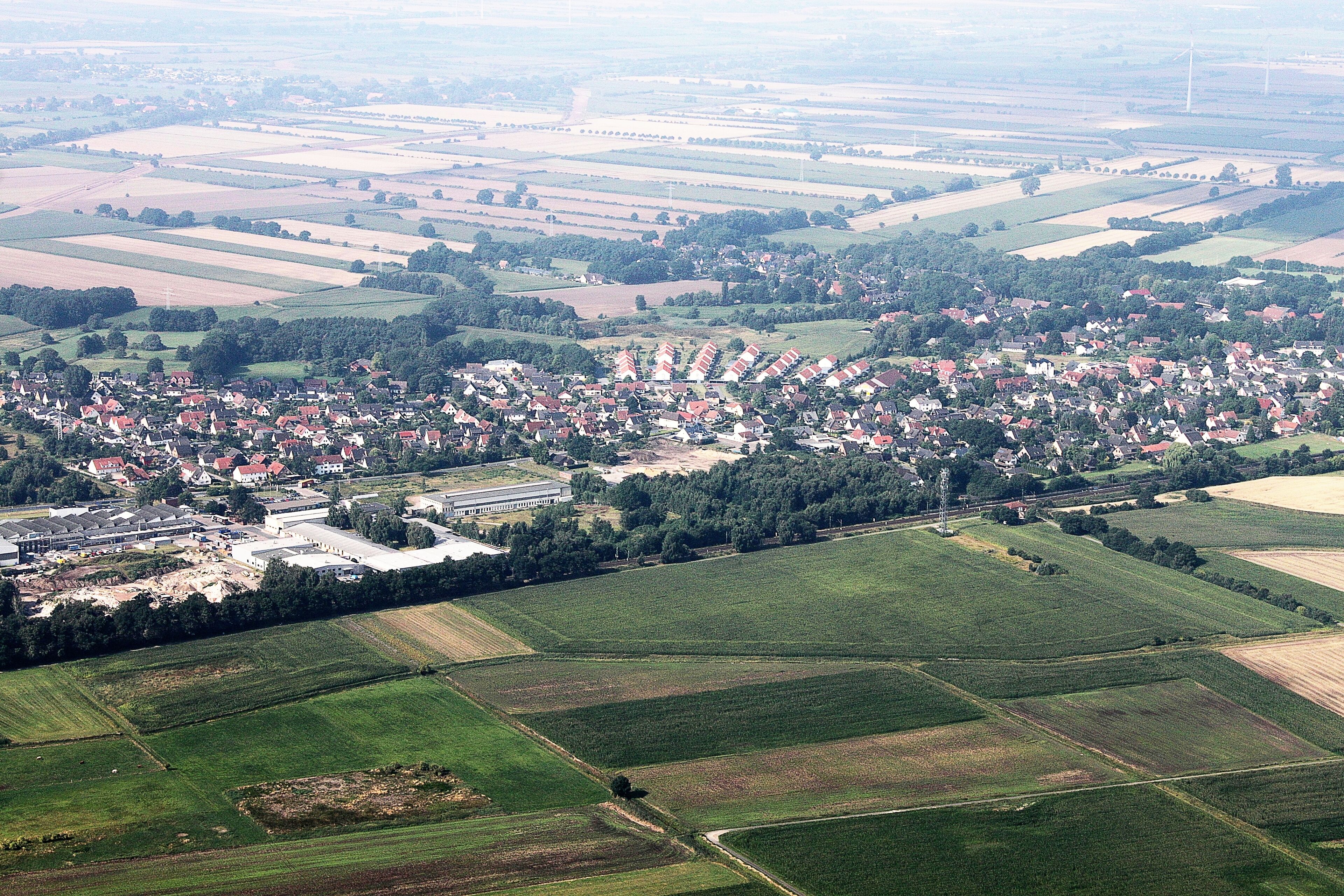 Luftaufnahme Bremen; entlang der A1 (auf der Südseite) vom Bremer Kreuz bis zum Weserpark (Blick aus der linken Flugzeugseite) - Kreisen über dem Bremer Kreuz und überdem Weserpark