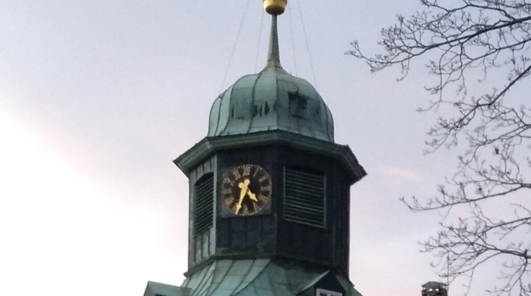 Der Kirchturm sowie Eingang der St.-Marienkirche in Harlingerode