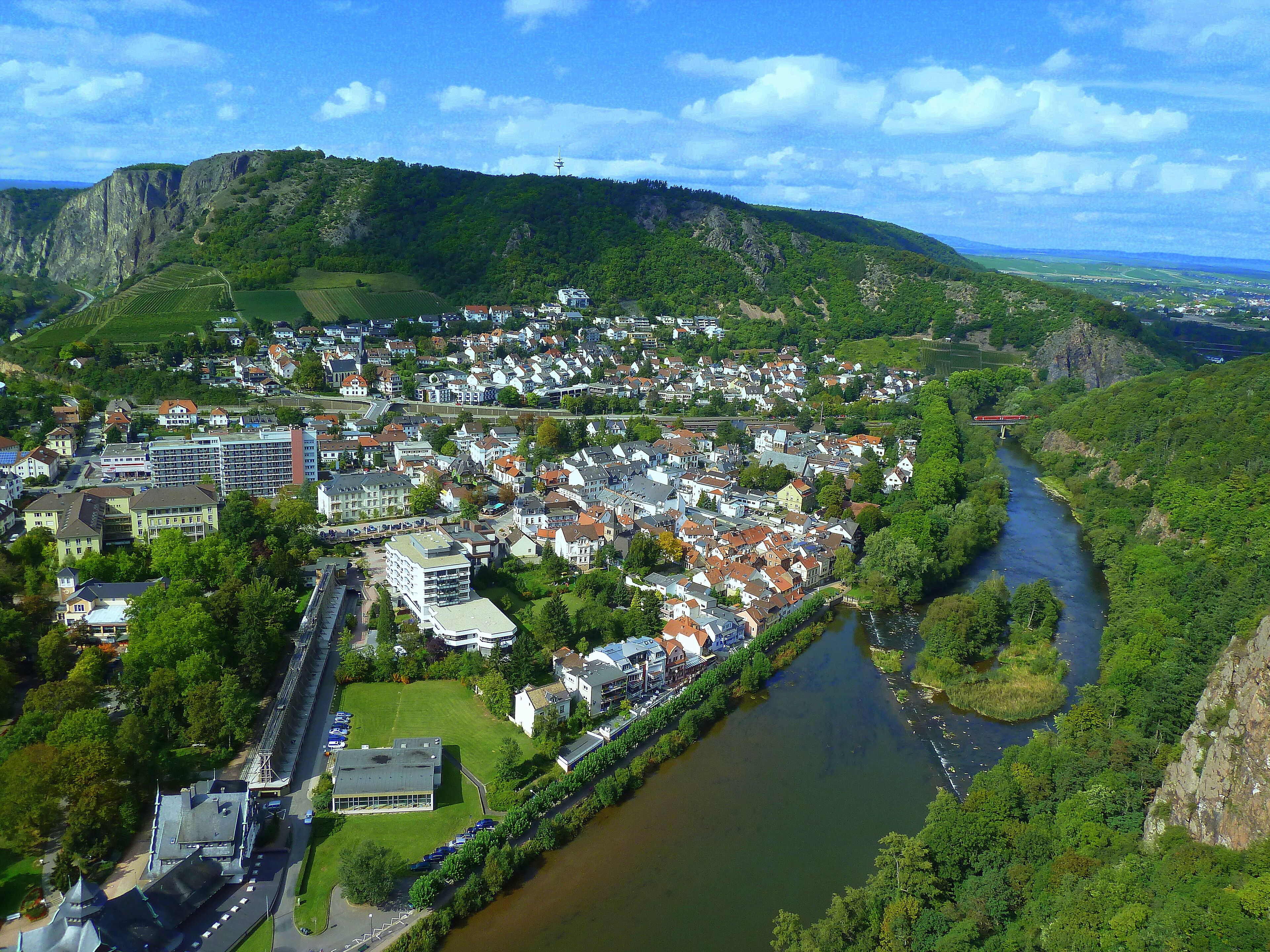 Blick vom Rheingrafenstein auf den Ortsteil Bad Münster am Stein an der Nahe, Rotenfels hinten links