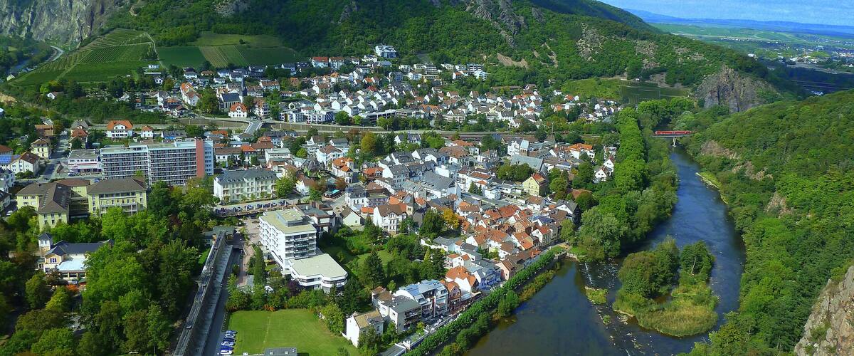 Blick vom Rheingrafenstein auf den Ortsteil Bad Münster am Stein an der Nahe, Rotenfels hinten links
