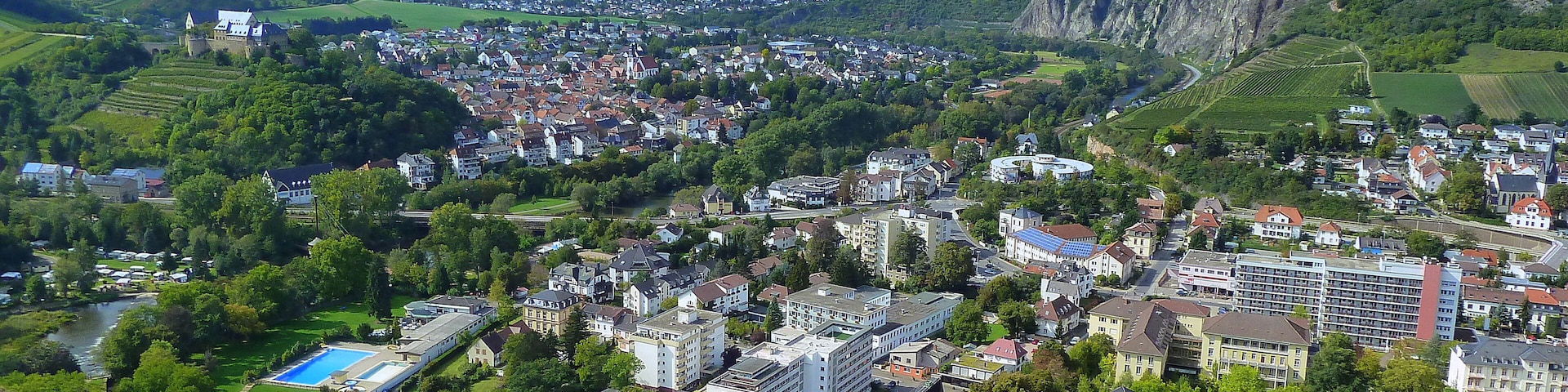 Blick vom Rheingrafenstein auf Bad Münster am Stein-Ebernburg mit Kurpark (unten) und Burg Ebernburg (links), auf Norheim (Hintergrund) und den Rotenfels (rechts)
