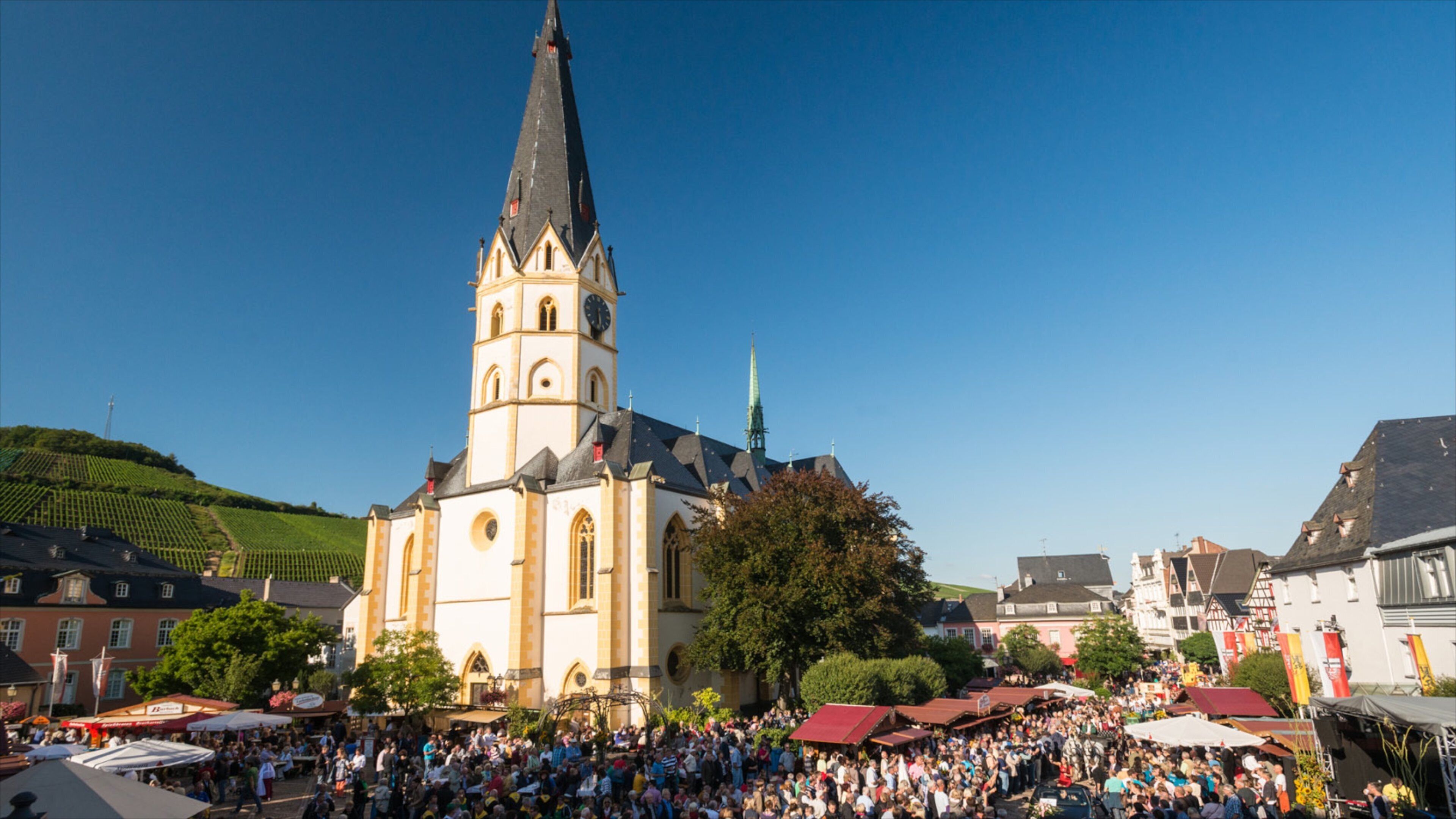 Bad Neuenahr-Ahrweiler bevat een kerk of kathedraal, een stad en straten