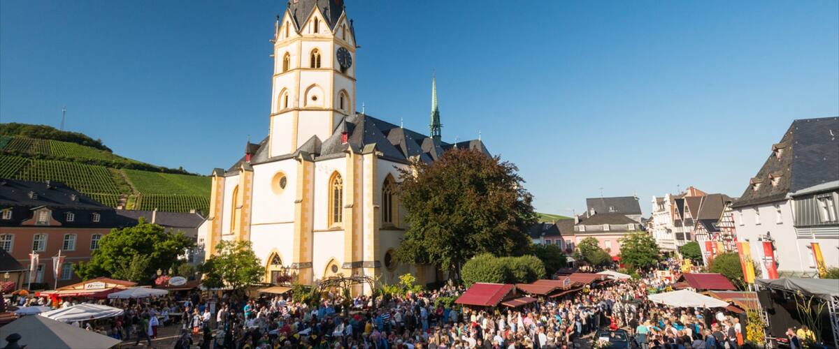 Bad Neuenahr-Ahrweiler showing a church or cathedral, street scenes and a square or plaza