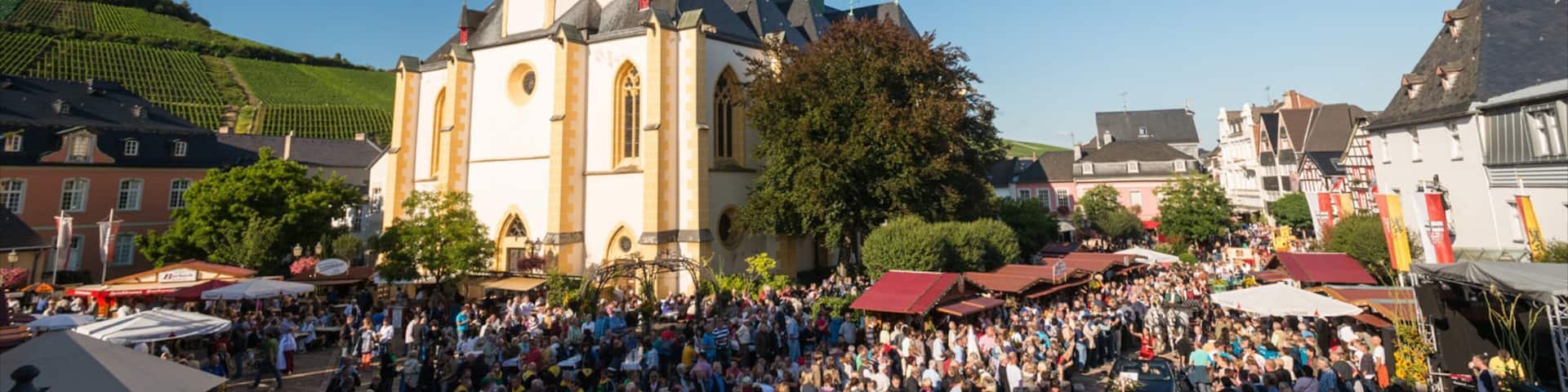 Bad Neuenahr-Ahrweiler das einen Straßenszenen, Stadt und Platz oder Plaza