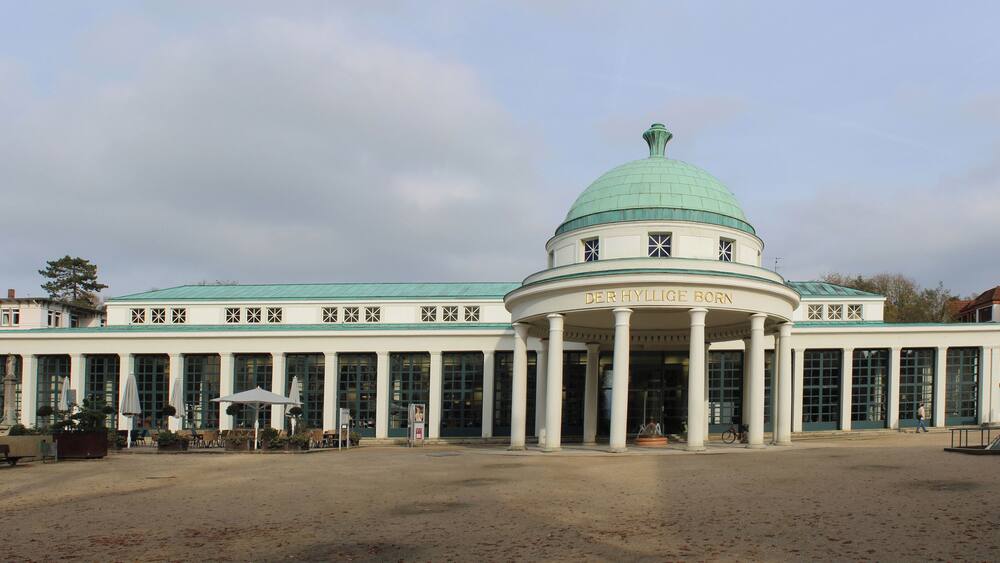 Un bâtiment historique doté d’un dôme et de colonnes, appelé « DER HYLIGE BORN ».