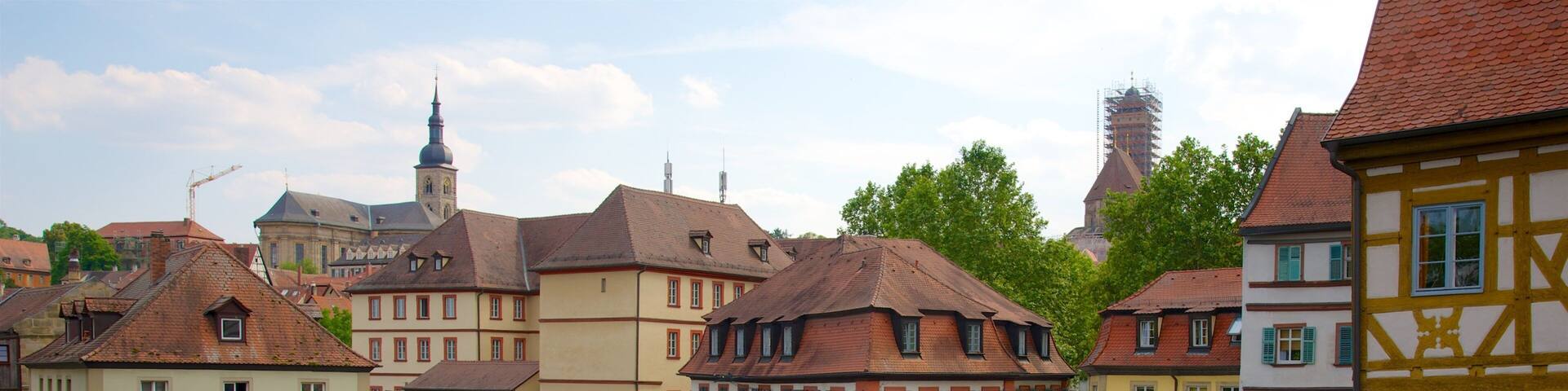 Bamberg ofreciendo patrimonio de arquitectura, un río o arroyo y una pequeña ciudad o pueblo